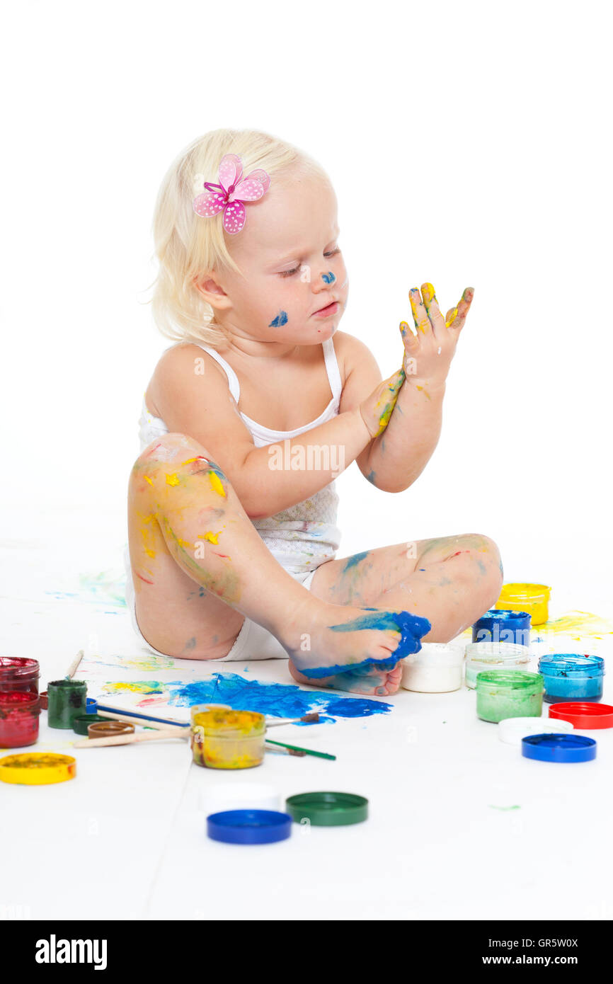 Bambina bedaubed con colori brillanti Foto Stock