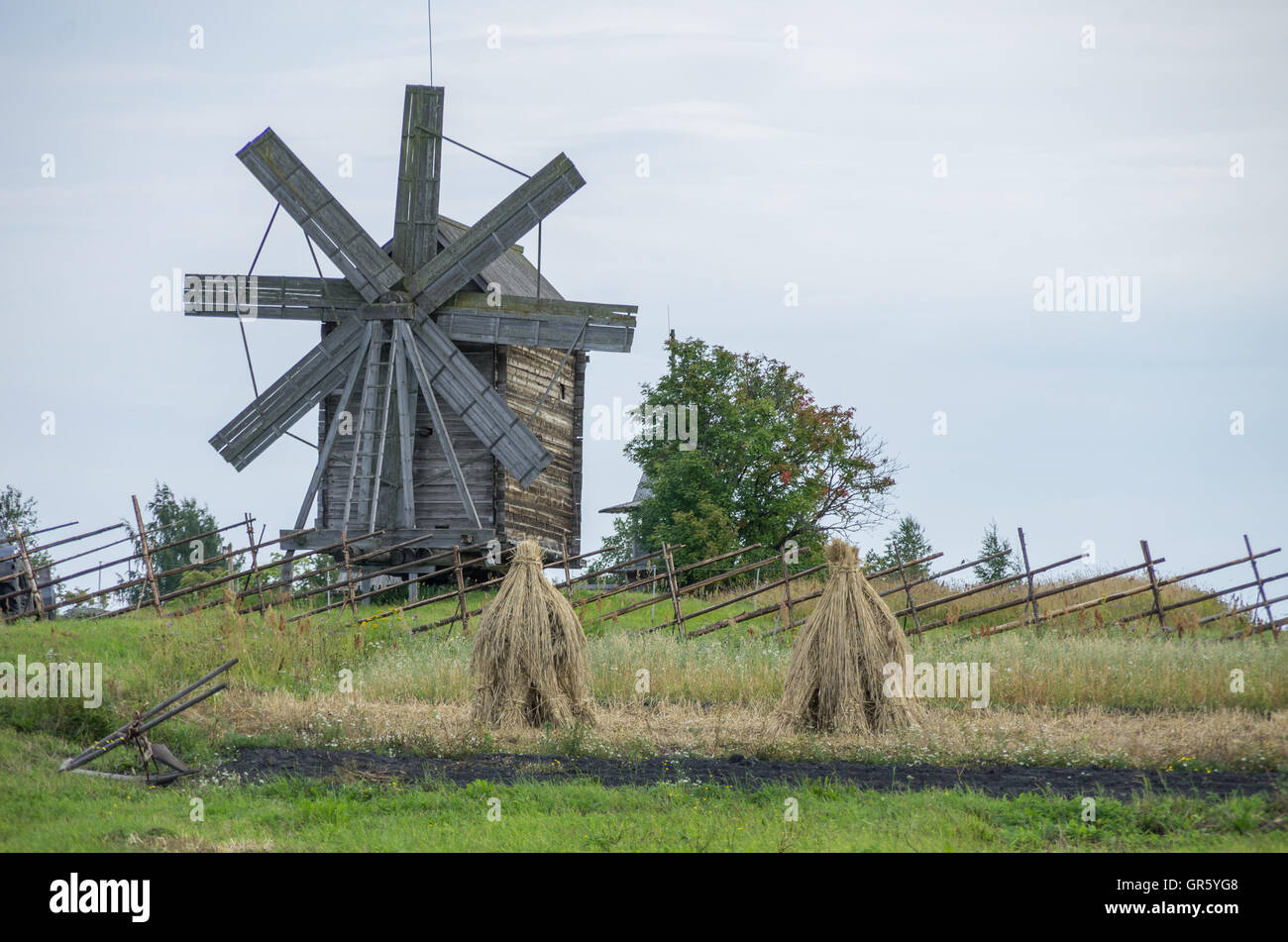 Legno in mil storico museo ortodosso Kizhi. Isola di Carelia Omega. Il paese del nord della Russia. Verde erba di prato. Patrimonio mondiale Foto Stock
