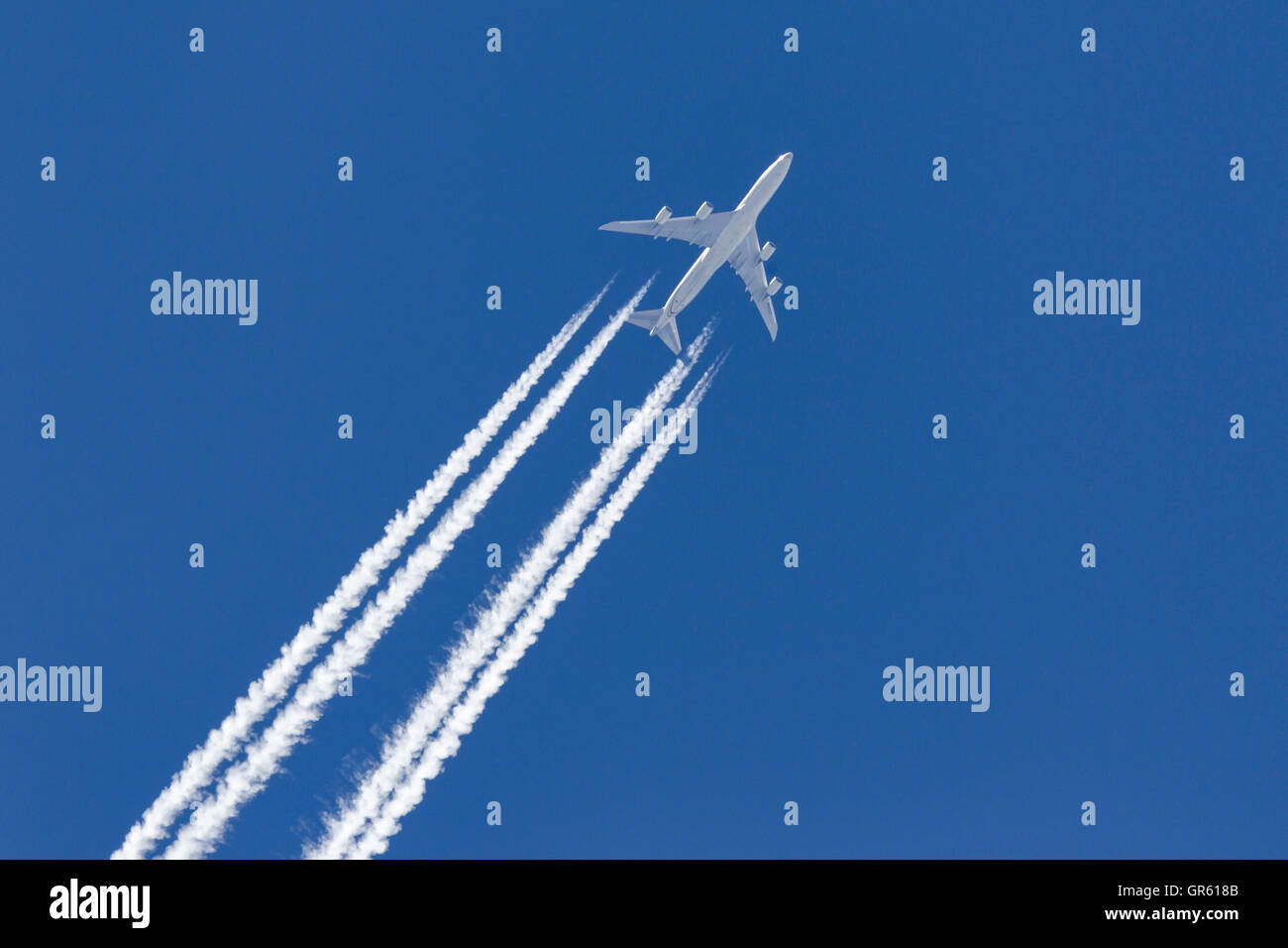 747-8 Boeing Aeromobili Cargo crociera in alta quota con lunghe e bianche contrails formando dietro il velivolo. Foto Stock