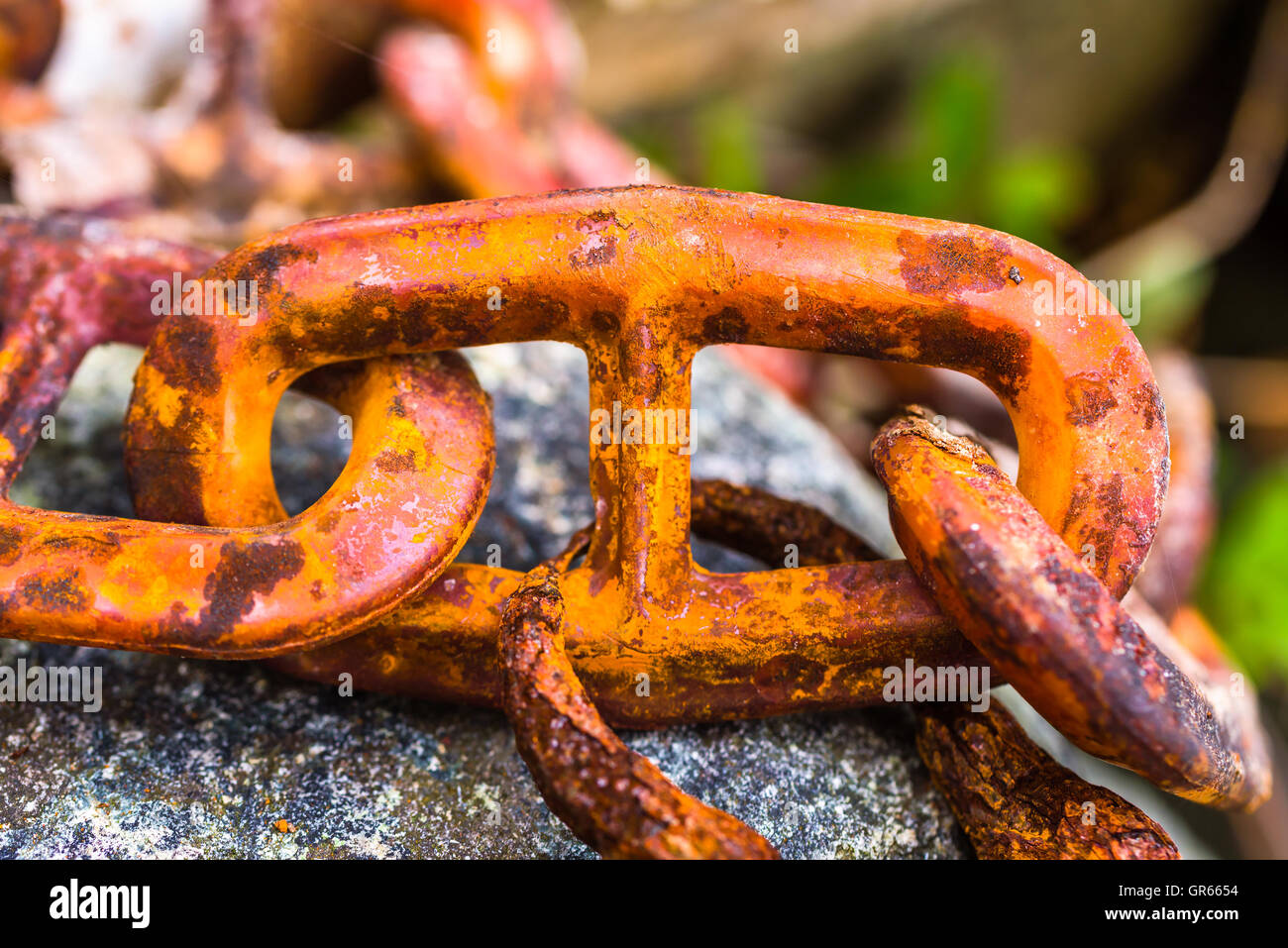 Close up di rusty doppio legame su una catena. Foto Stock