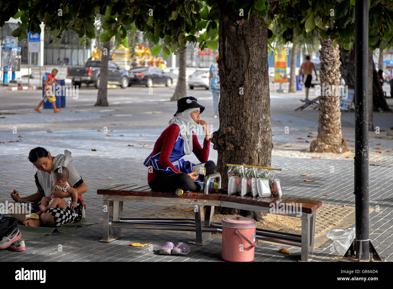 Il venditore di cibo di strada si rilassa all'ombra. Pattaya Thailandia S. E. Asia Foto Stock