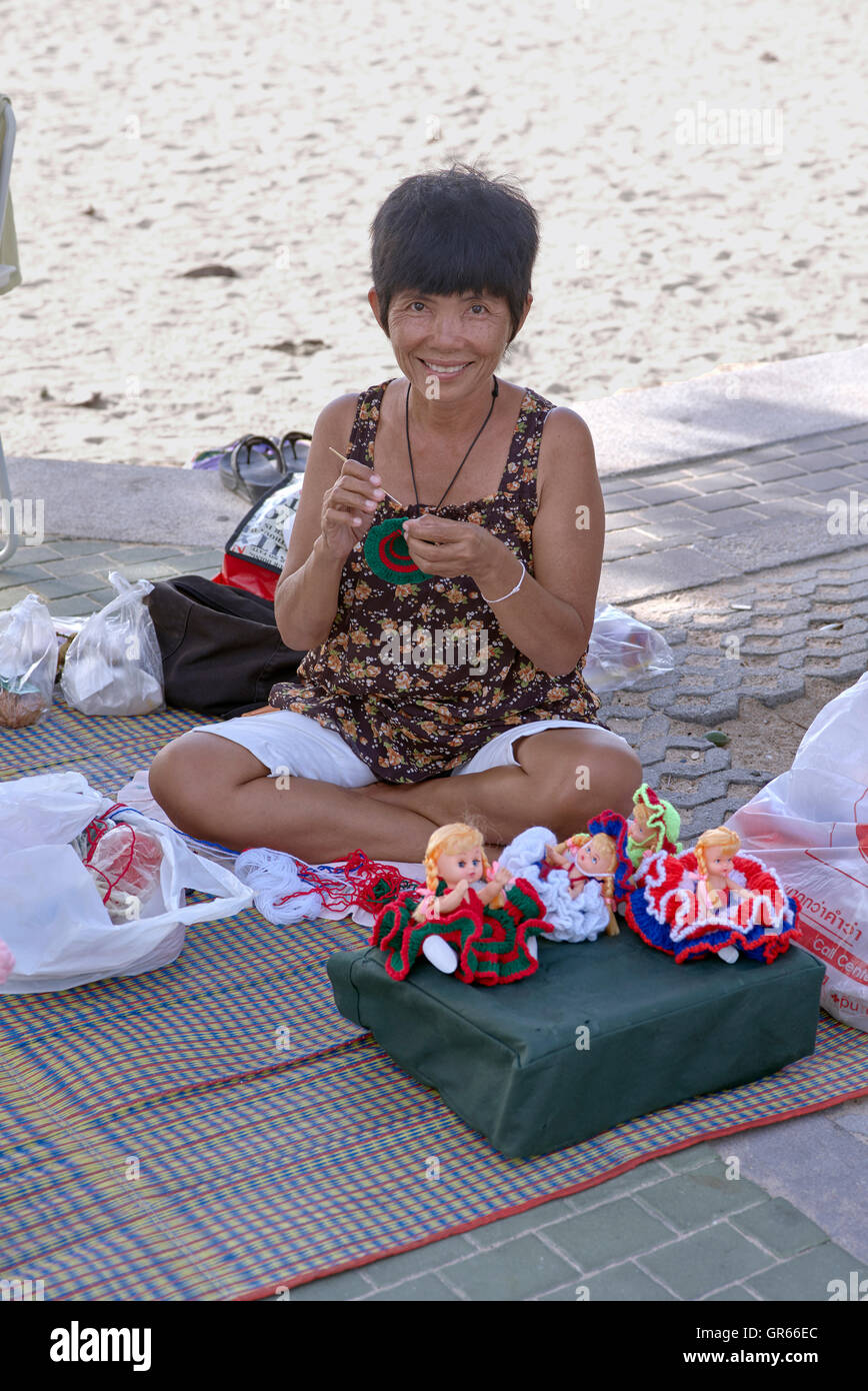 Bambole di lana da maglieria donna in vendita come souvenir turistico. Pattaya Thailandia, S. E. Asia Foto Stock