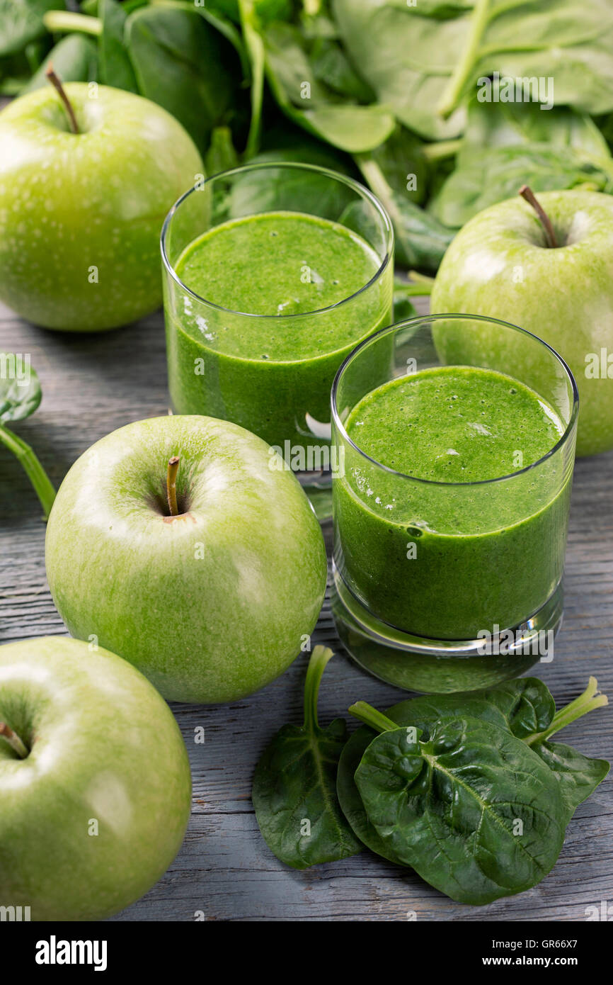 Frullato di verde con spinaci e mele in vetro Foto Stock