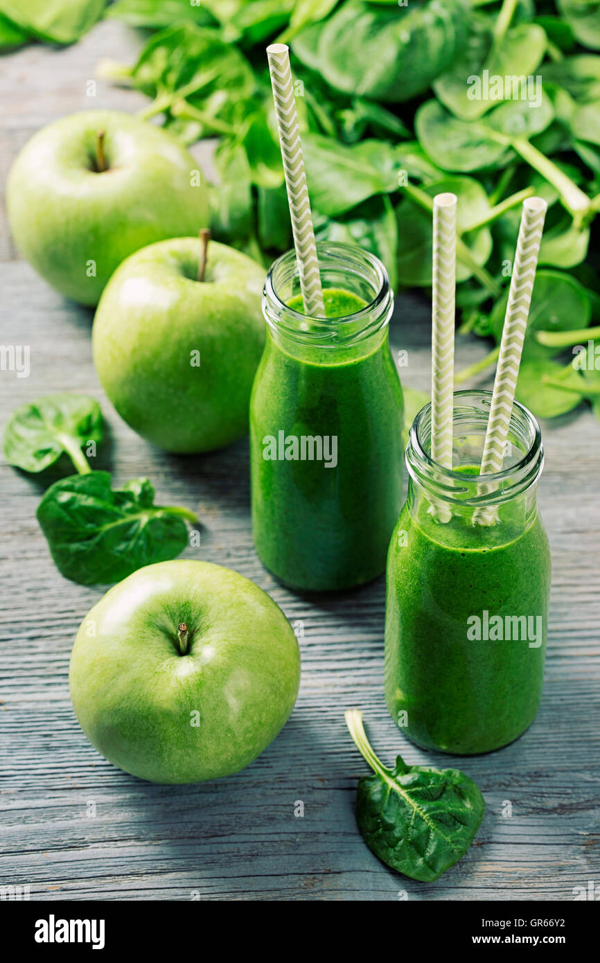 Frullato di verde con spinaci in vetro Foto Stock