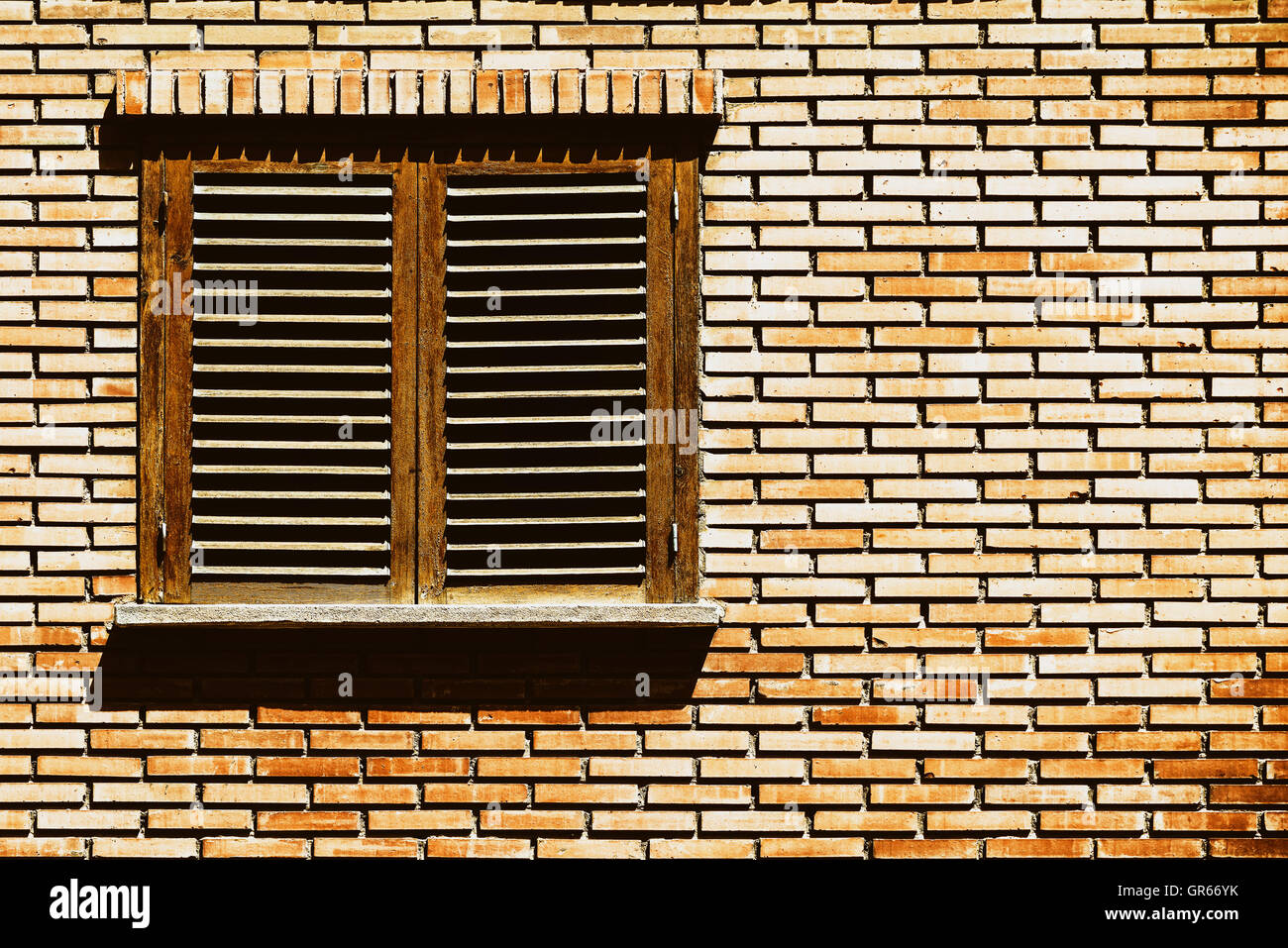 Casa semplice finestra rossa sul muro di mattoni Foto Stock