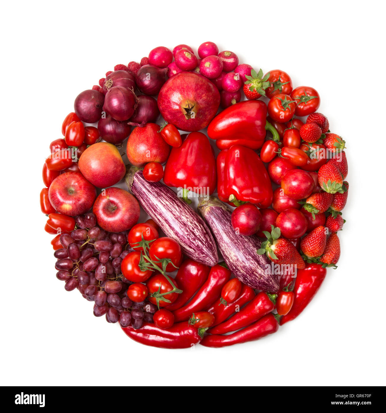 Cerchio rosso di frutta e verdura isolato su uno sfondo bianco Foto Stock