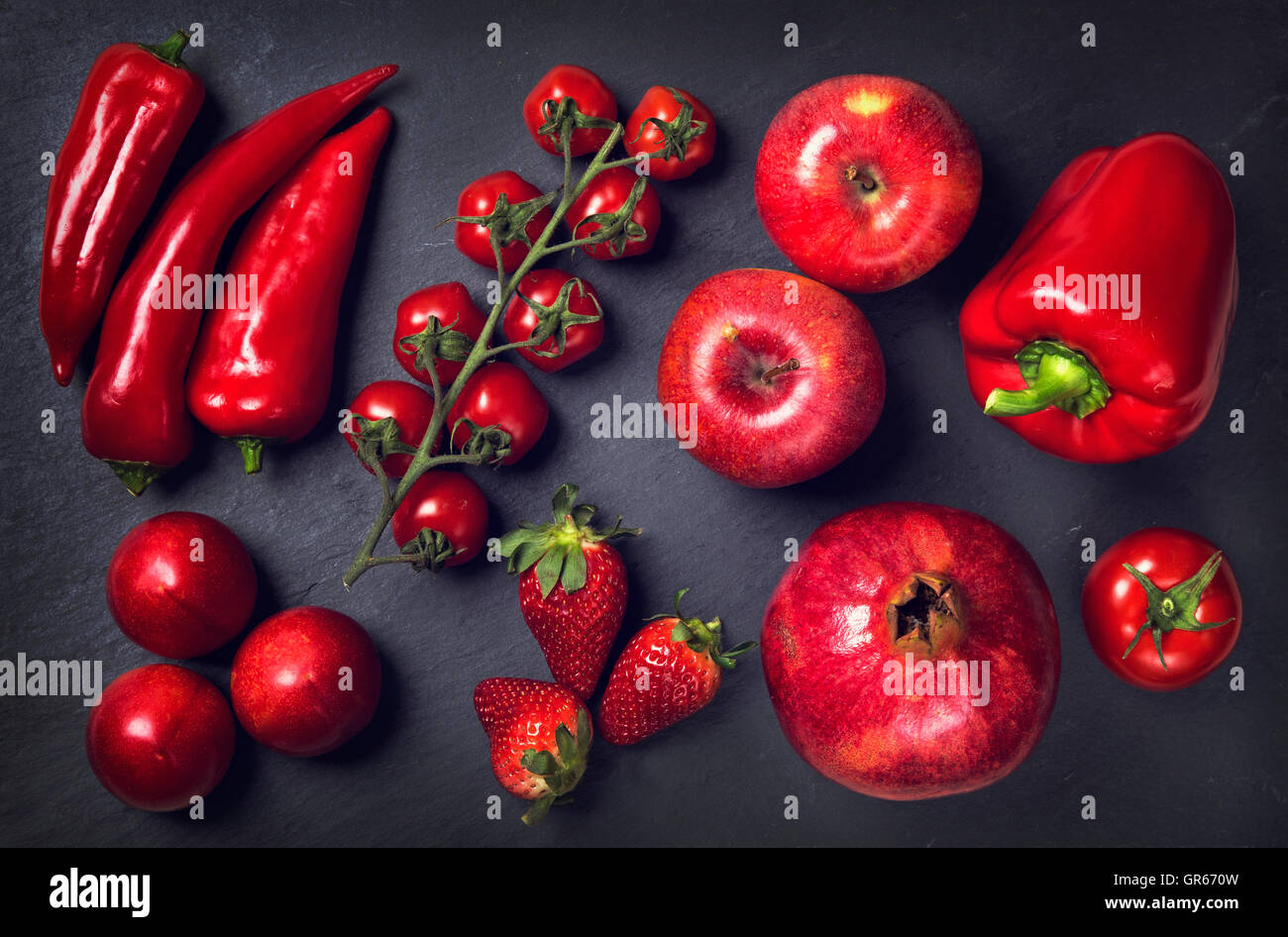 Red healphy le verdure e la frutta in un nero ardesia Foto Stock