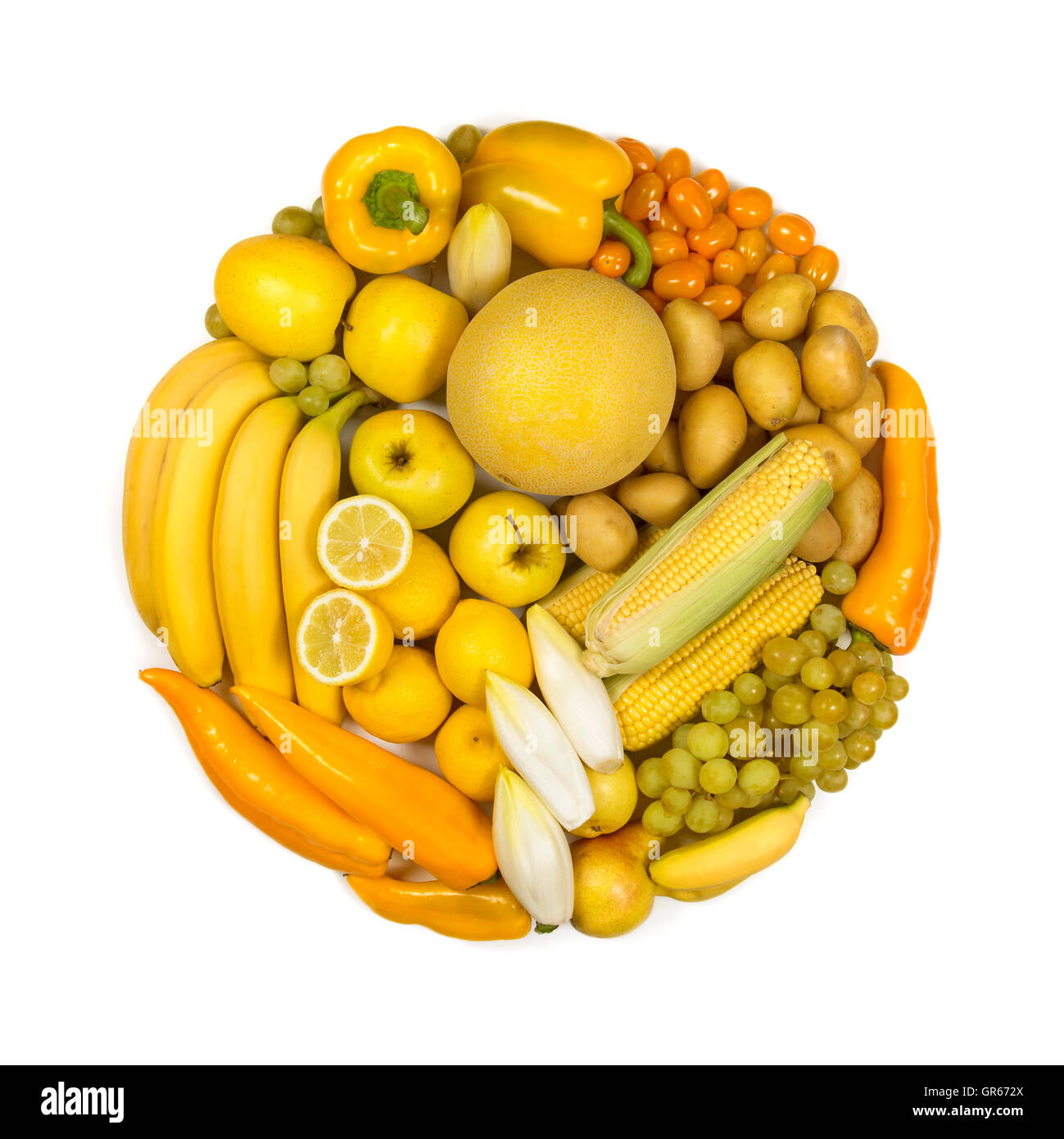 Cerchio giallo di frutta e verdura isolato su uno sfondo bianco Foto Stock