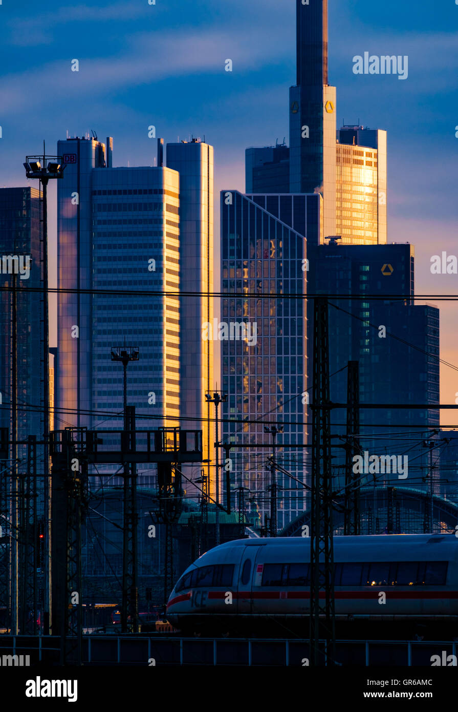 Skyline di Francoforte sul Meno nella luce del mattino con ghiaccio treno ad alta velocità lasciando la stazione principale Foto Stock