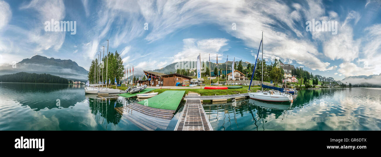 Vista panoramica sul lungomare del lago St.Moritz, Grigioni, Svizzera Foto Stock