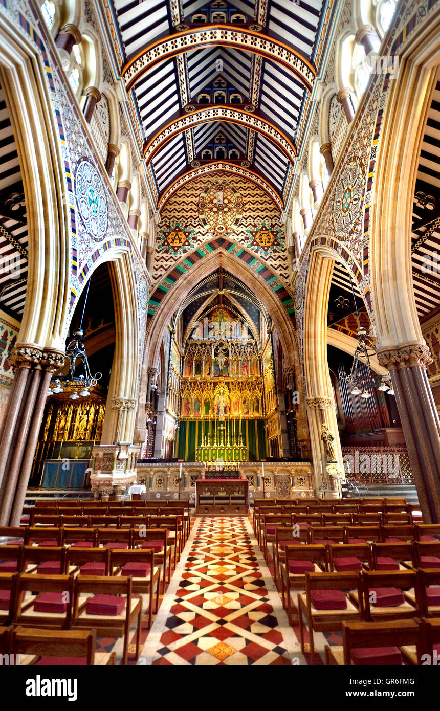 Londra Inghilterra, Regno Unito. Chiesa di tutti i Santi (1859: alto gotico vittoriano) Margaret Street. Interno Foto Stock