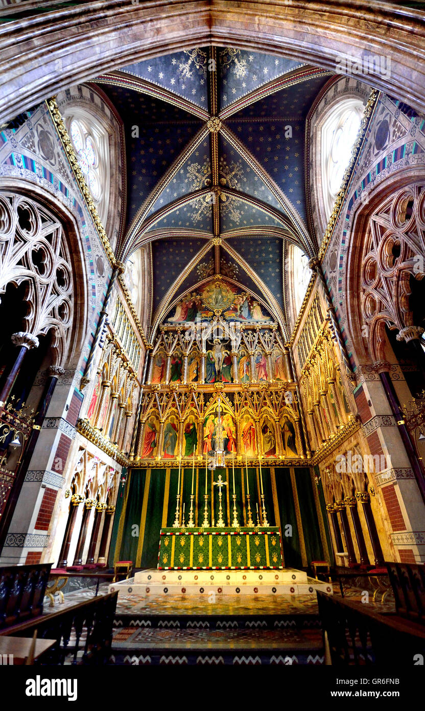 Londra Inghilterra, Regno Unito. Chiesa di tutti i Santi (1859: alto gotico vittoriano) Margaret Street. Interno Foto Stock
