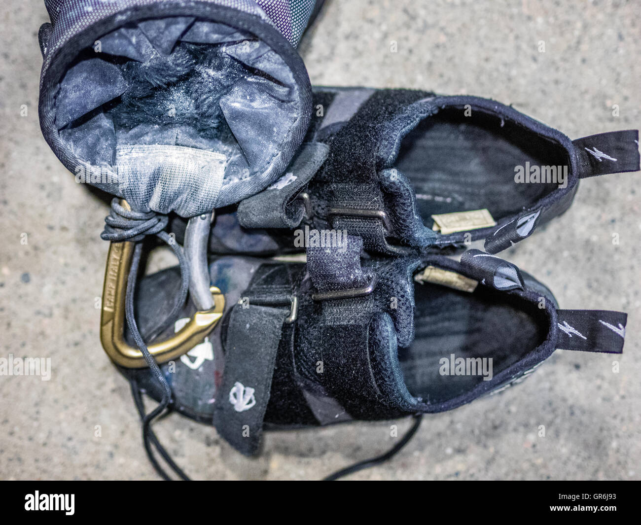 Scarpe da arrampicata con un chalkbag sdraiato sul pavimento Foto Stock