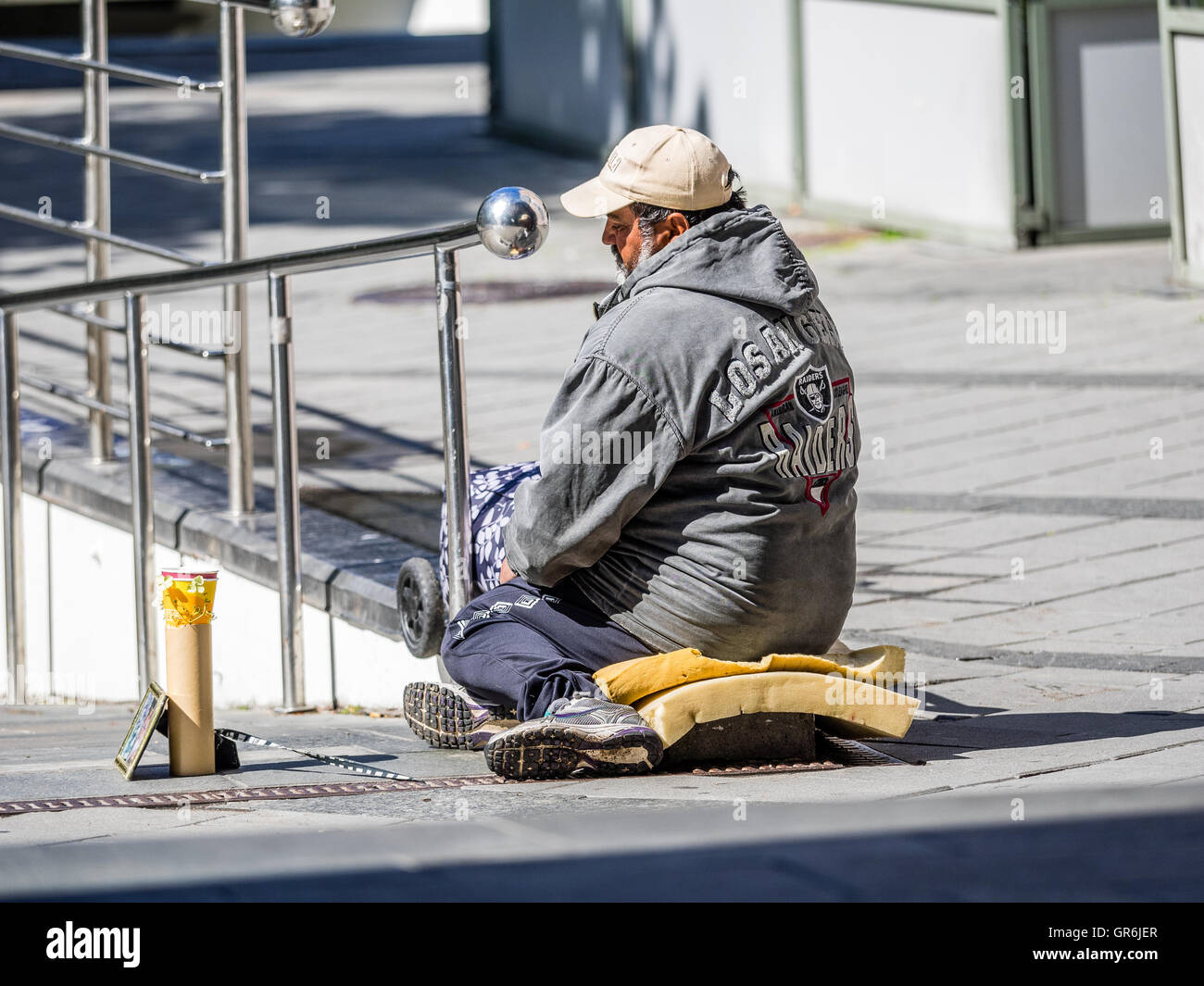 Un mendicante seduto nelle strade di Oslo Foto Stock