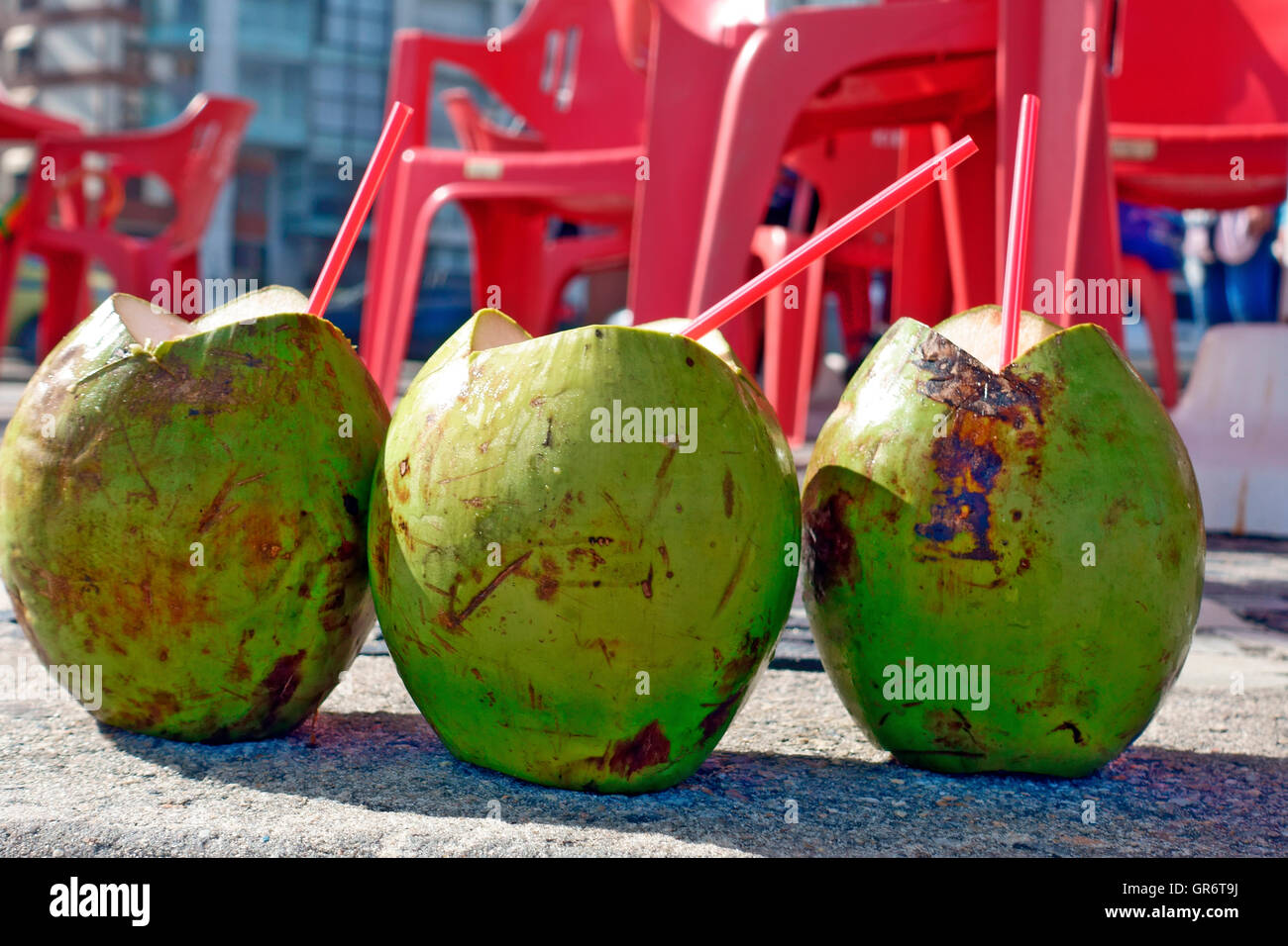 Noci di cocco con cannucce presso la spiaggia di Ipanema a Rio de Janeiro in Brasile Foto Stock