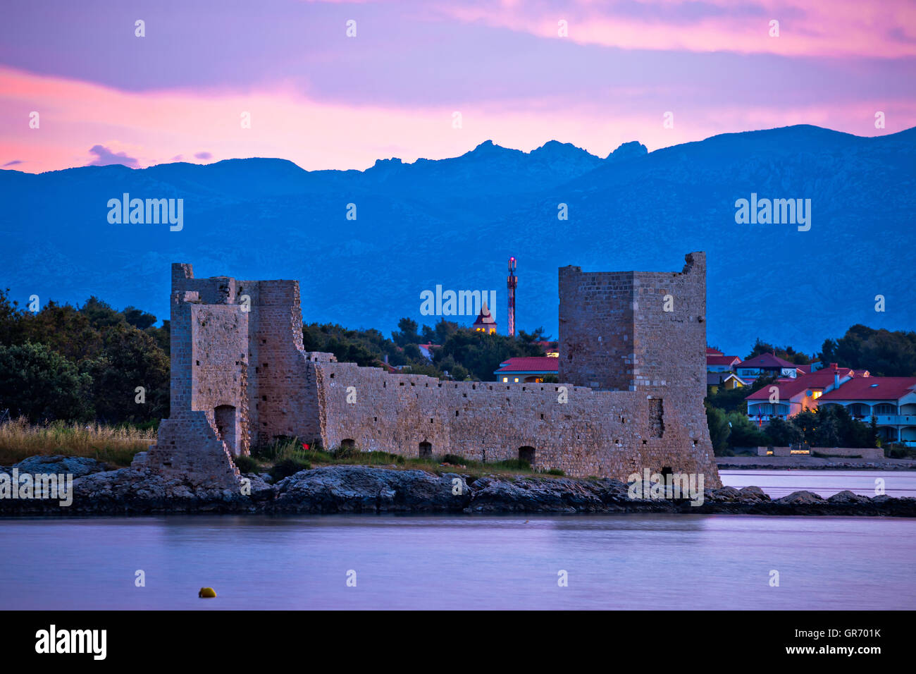 Isola di Vir alba visualizza, fortezza e la montagna di Velebit, Dalmazia, Croazia Foto Stock