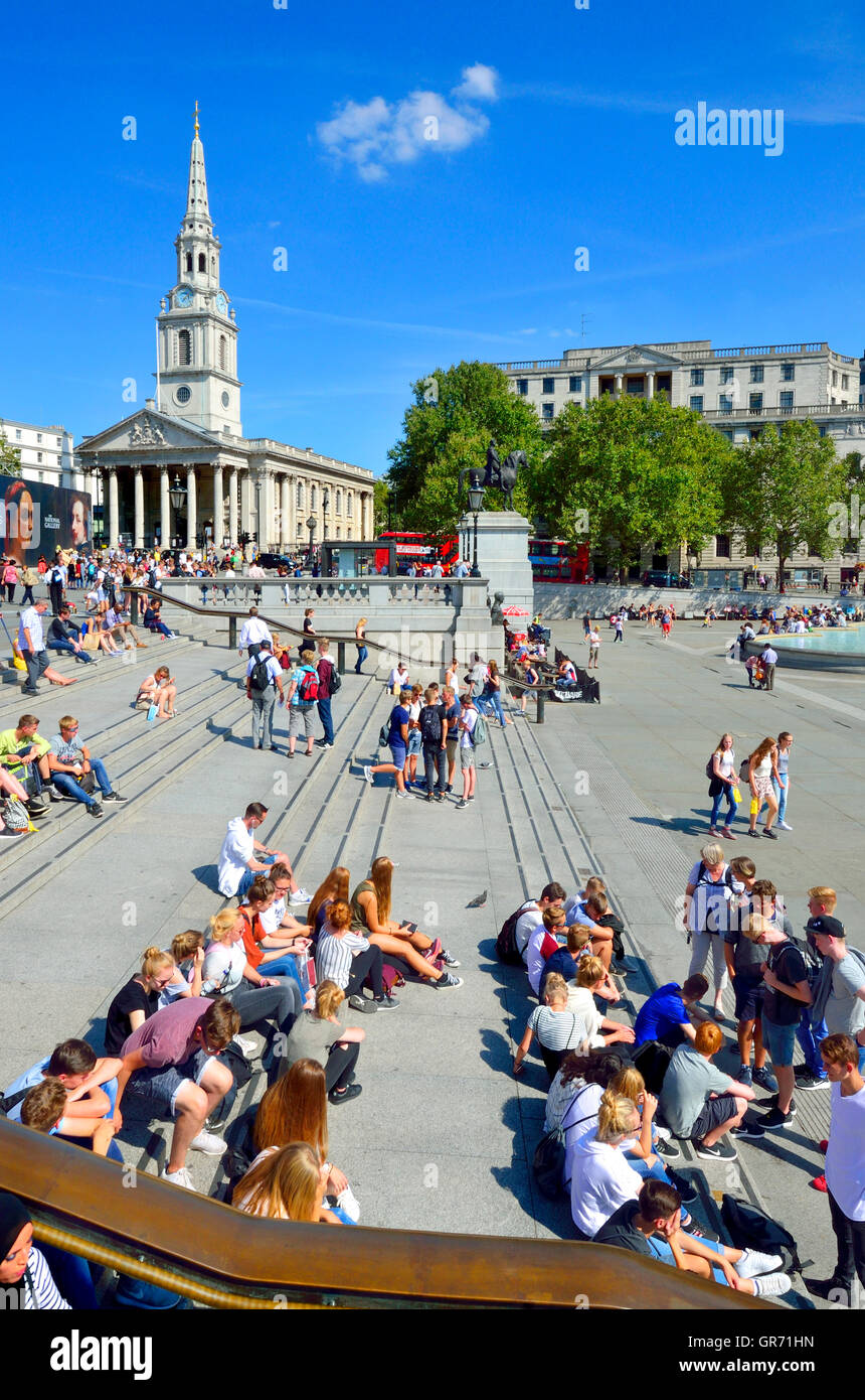 Londra, Inghilterra, Regno Unito. Trafalgar Square. Passi fino alla National Gallery. Chiesa di St Martin nei campi Foto Stock