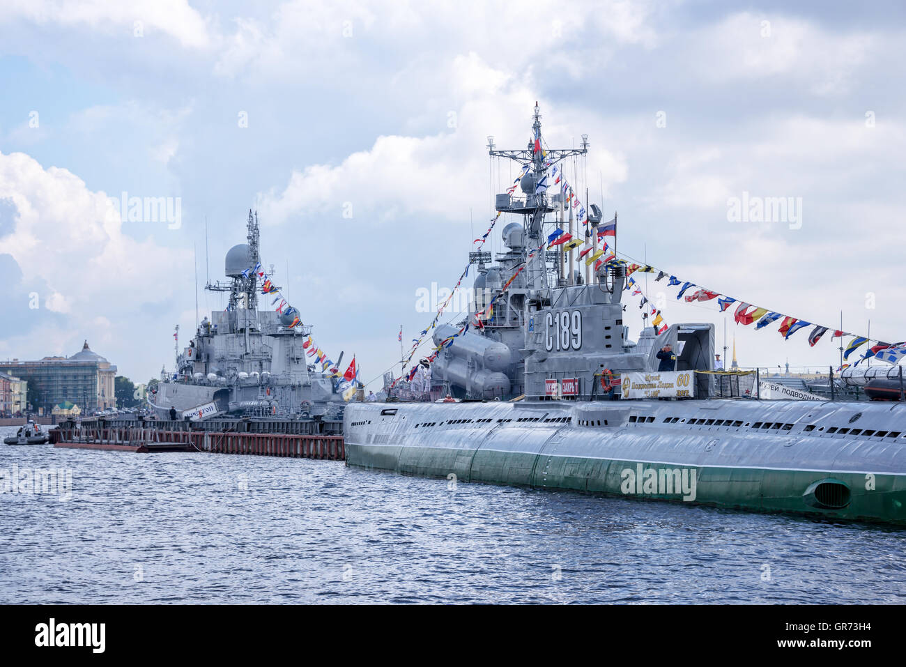 31 LUGLIO: Navi da guerra sul fiume Neva marina per la celebrazione della festa di San Pietroburgo, Russia Foto Stock