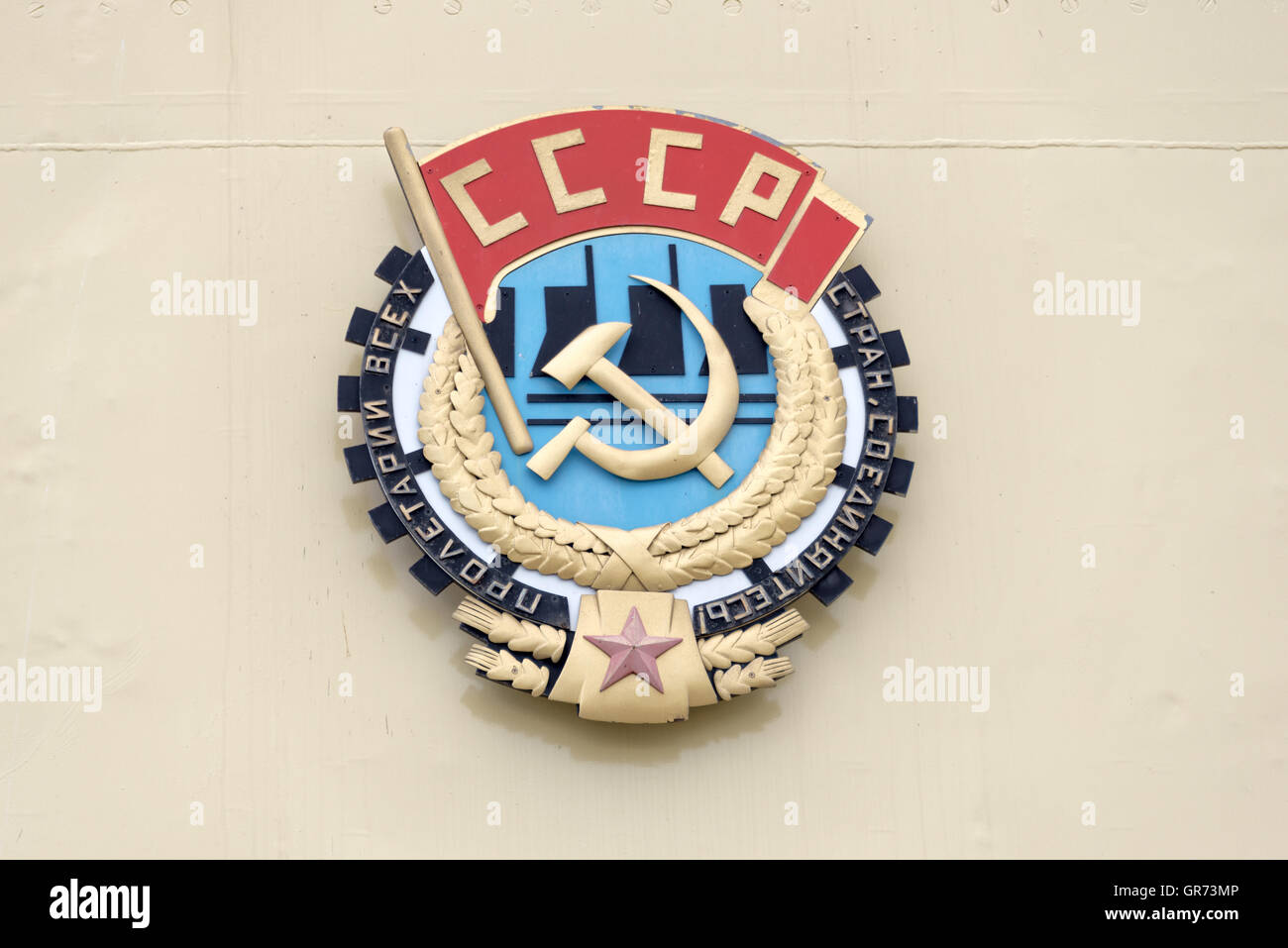 CCCP sovietica emblema con la falce e martello su una parete Foto Stock