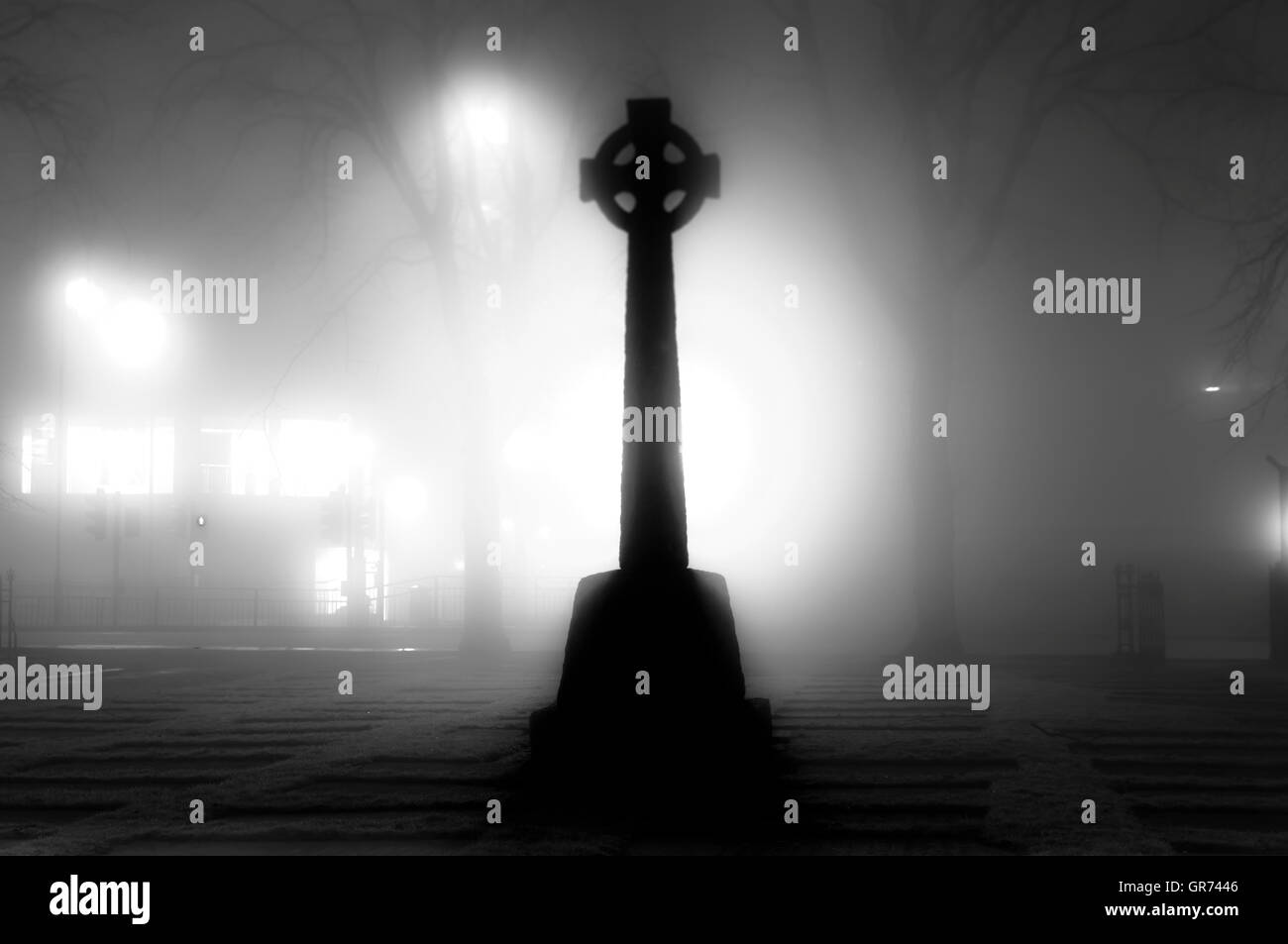 Croce celtica nella nebbia Foto Stock