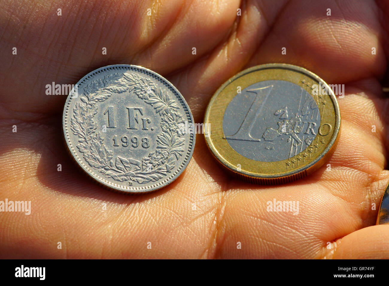 1 euro e 1 CHF Foto stock - Alamy