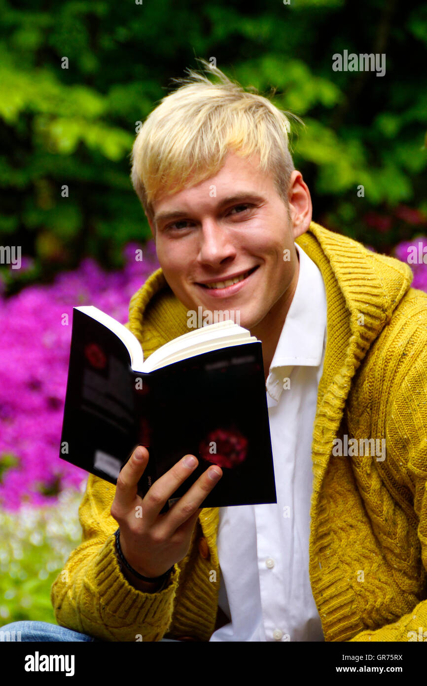 Giovane uomo la lettura di un libro Foto Stock