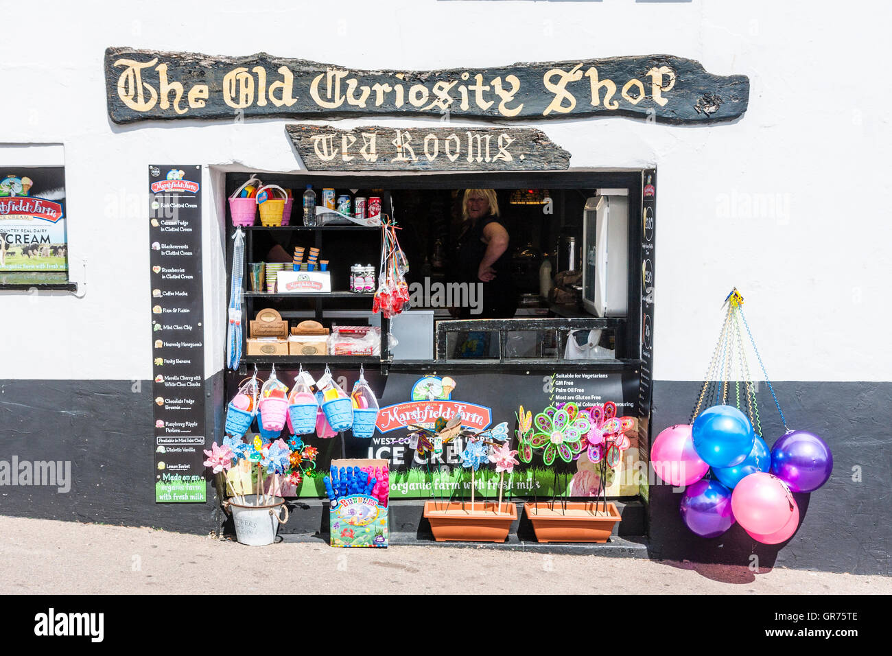 Inghilterra, Broadstairs. Il vecchio negozio di curiosità, piccola finestra e gelato contatore con il nome di cui sopra. Visualizzazione dei giocattoli da spiaggia al di fuori, Foto Stock