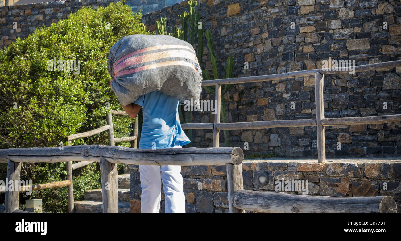 I lavoratori sono a ingannare un sacco Foto Stock