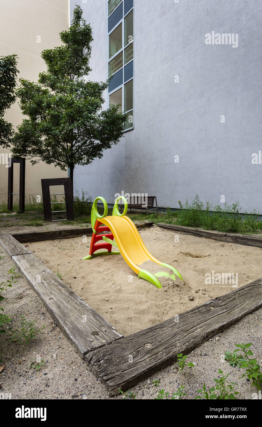 Parco giochi per bambini in una grande città Foto Stock