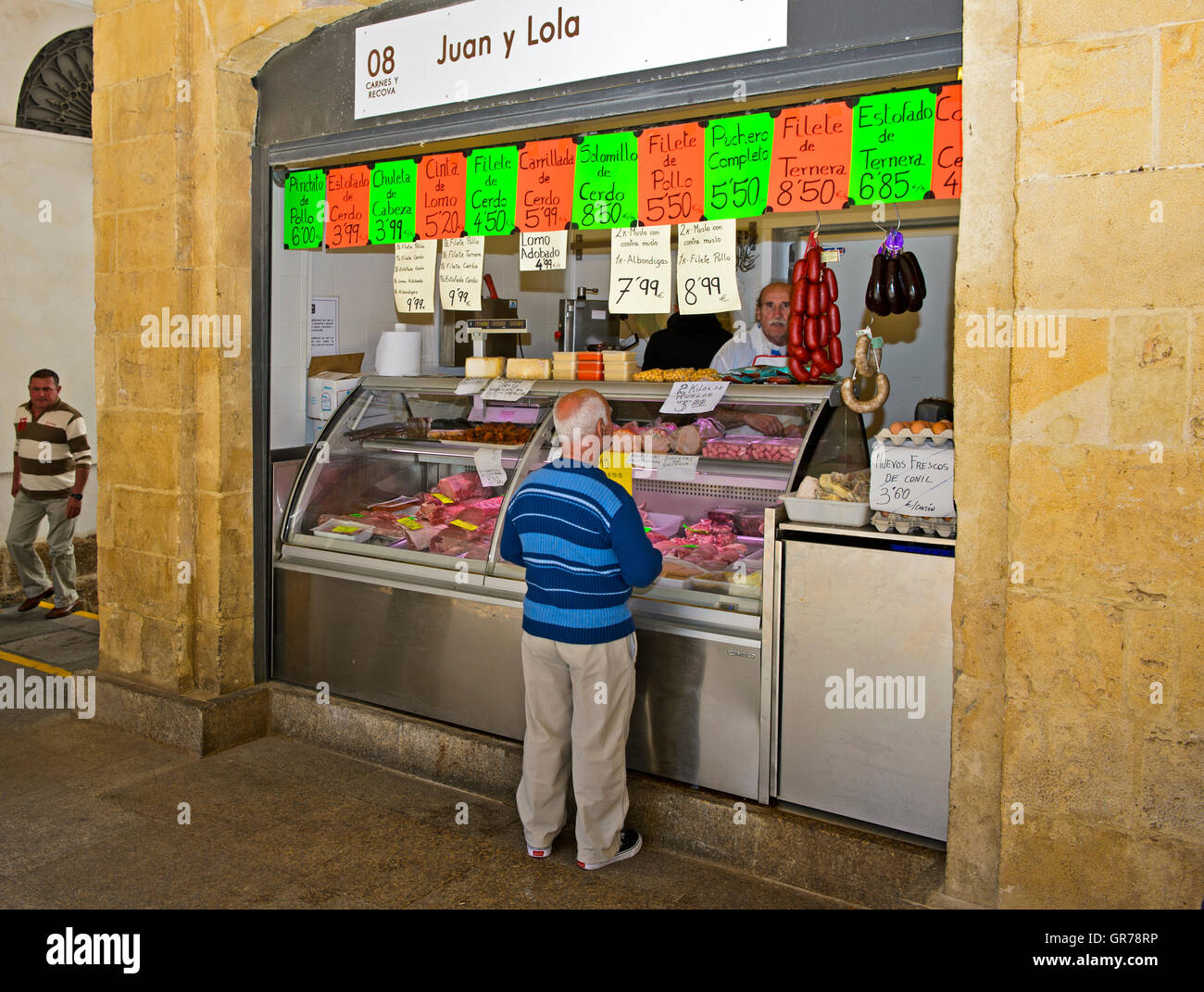 Stallo per carni e salsicce sul mercato centrale, Mercado Central De Cadiz Cadice, Spagna Foto Stock