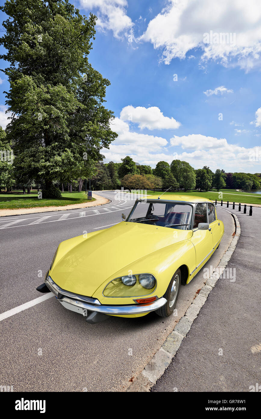 Una strada torsioni avanti e indietro attraverso più curve a Bruxelles presso il Bois de la Cambre Foto Stock