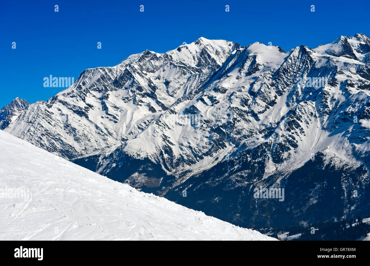 Le Alpi Francesi con Mont Blan massiccio vicino a Chamonix In inverno, Alta Savoia, Francia Foto Stock