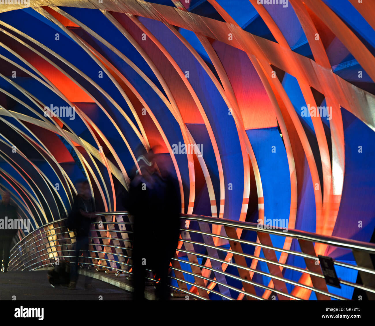 Gli effetti di luce al Tube-Shaped struttura spaziale del Hans-Wilsdorf-Bridge, Ginevra, Svizzera Foto Stock