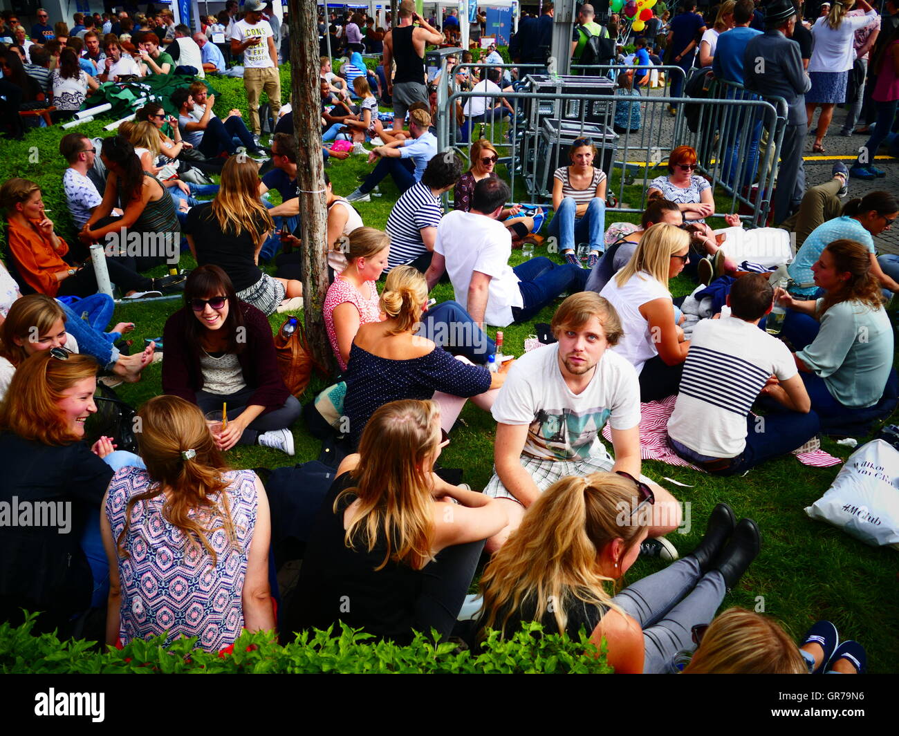 Europa Germania Monaco di Baviera Summer Festival Gartnerplatz giardino quadrato con picnic Foto Stock