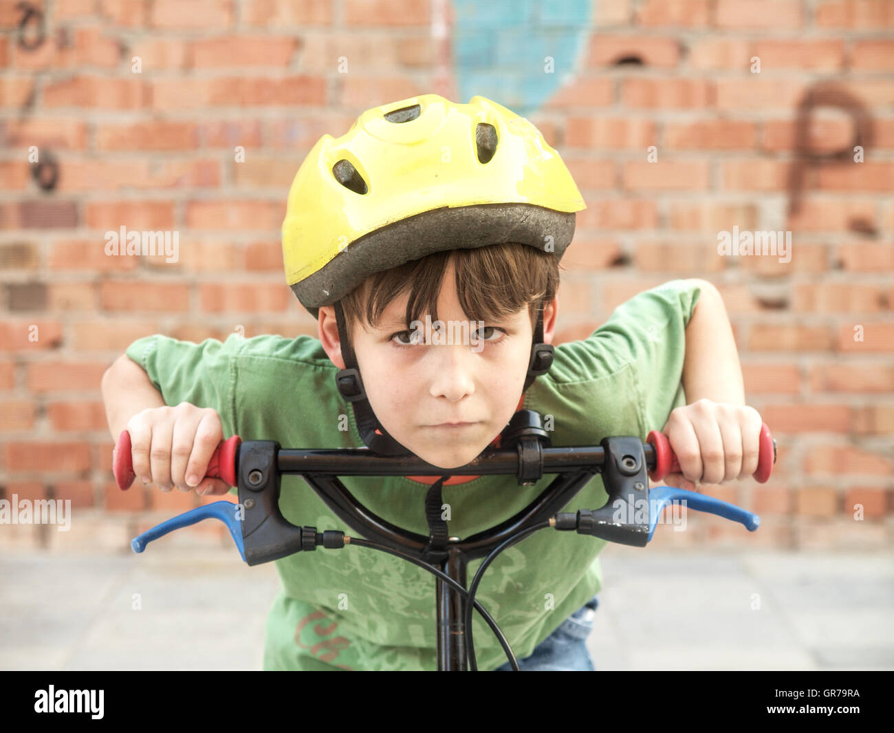 Bambino in bicicletta Foto Stock