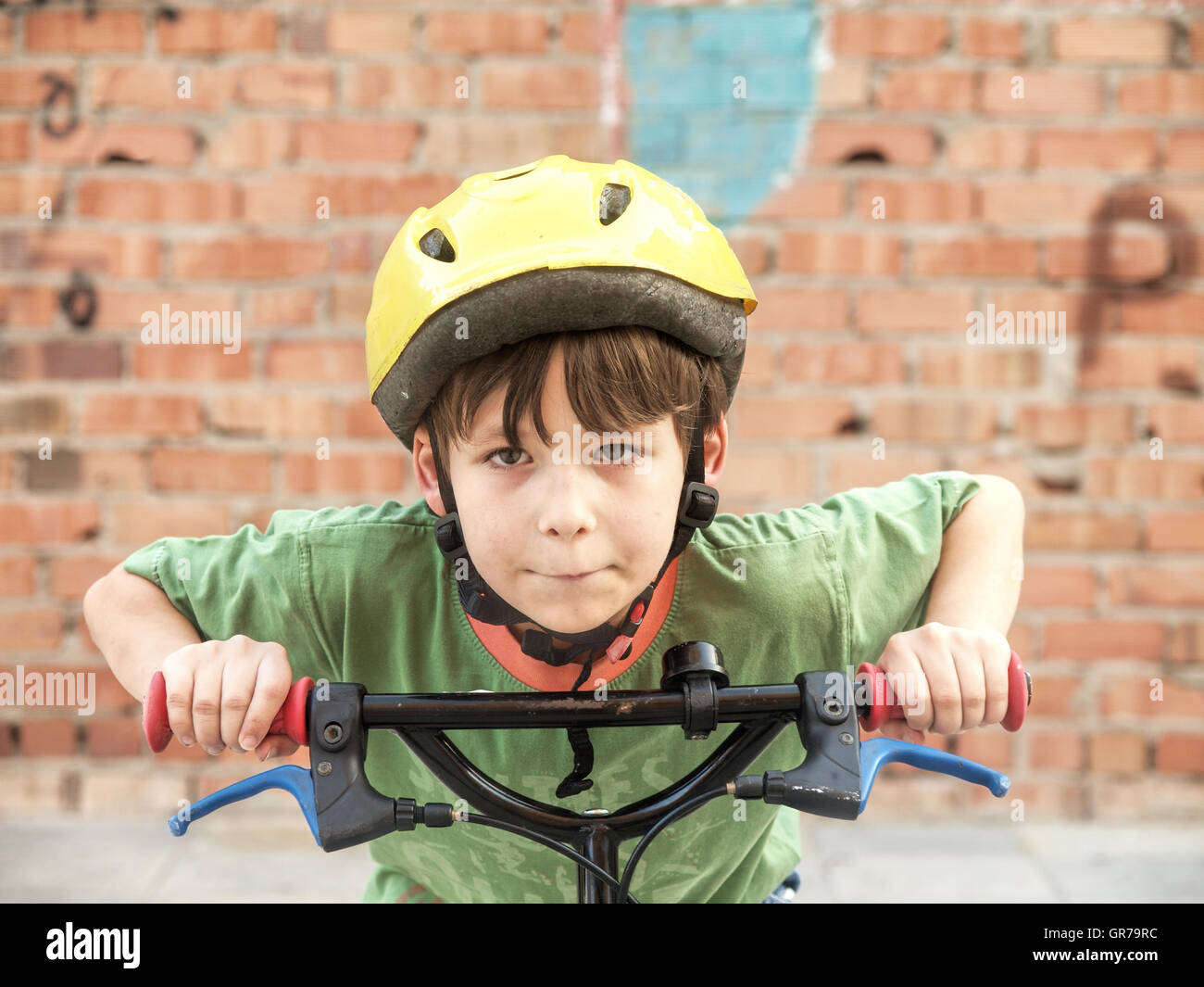 Bambino in bicicletta Foto Stock