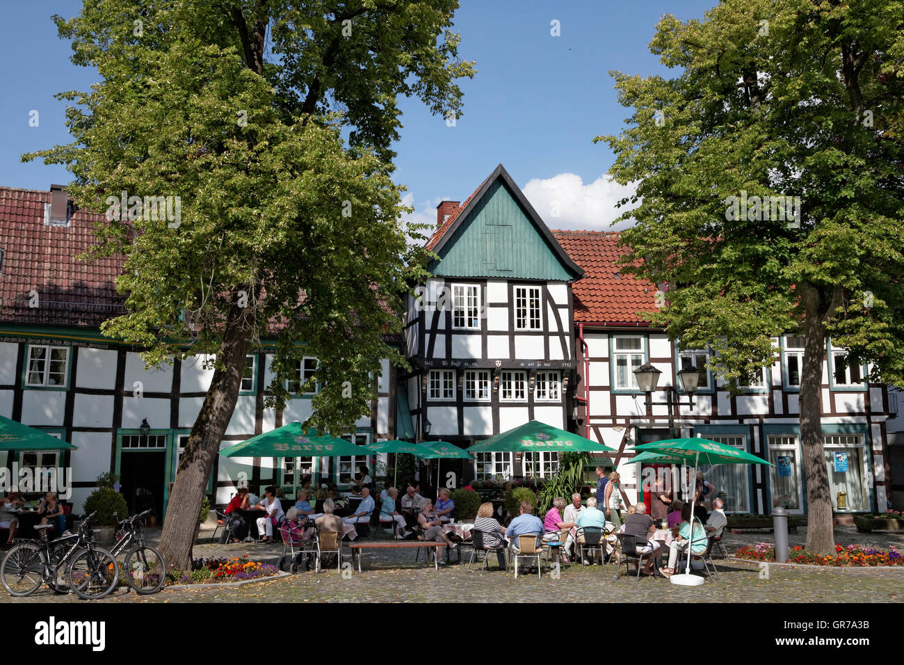 Nizza Case Half-Timbered decorano la chiesa piazza nel centro della cittadina di Bad Essen, Osnabrueck paese, Germania Foto Stock