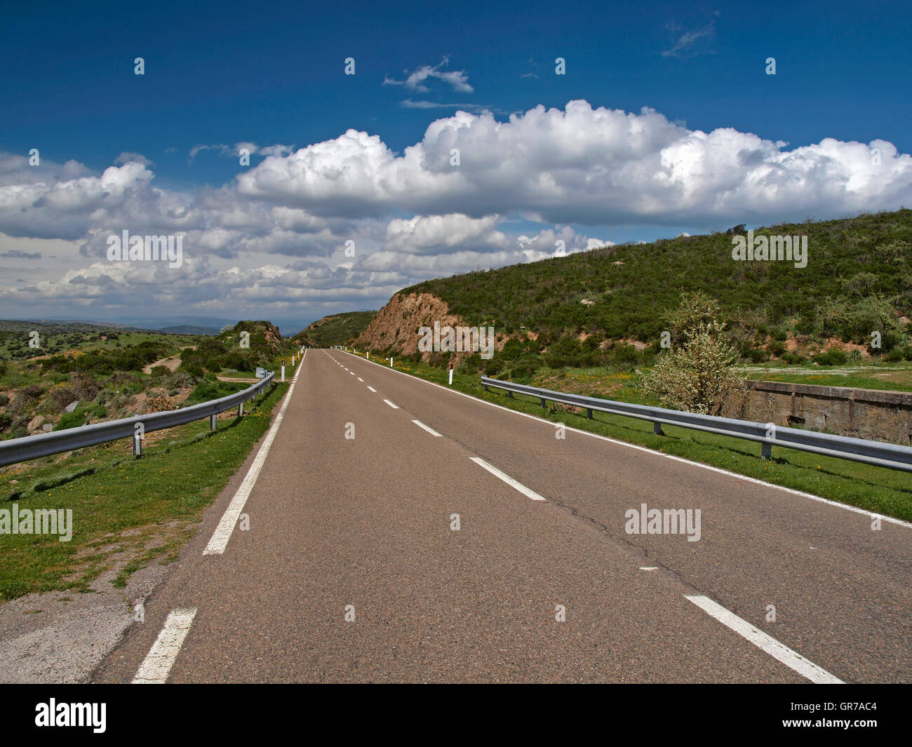 Paesaggio con autostrada nel sud-est della Sardegna, Italia, Europa Foto Stock