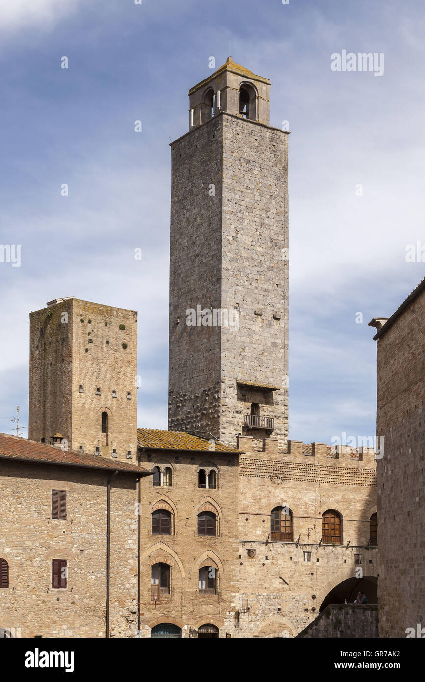 San Gimignano, la Torre Chigi sul lato sinistro , Toscana, Italia Foto Stock