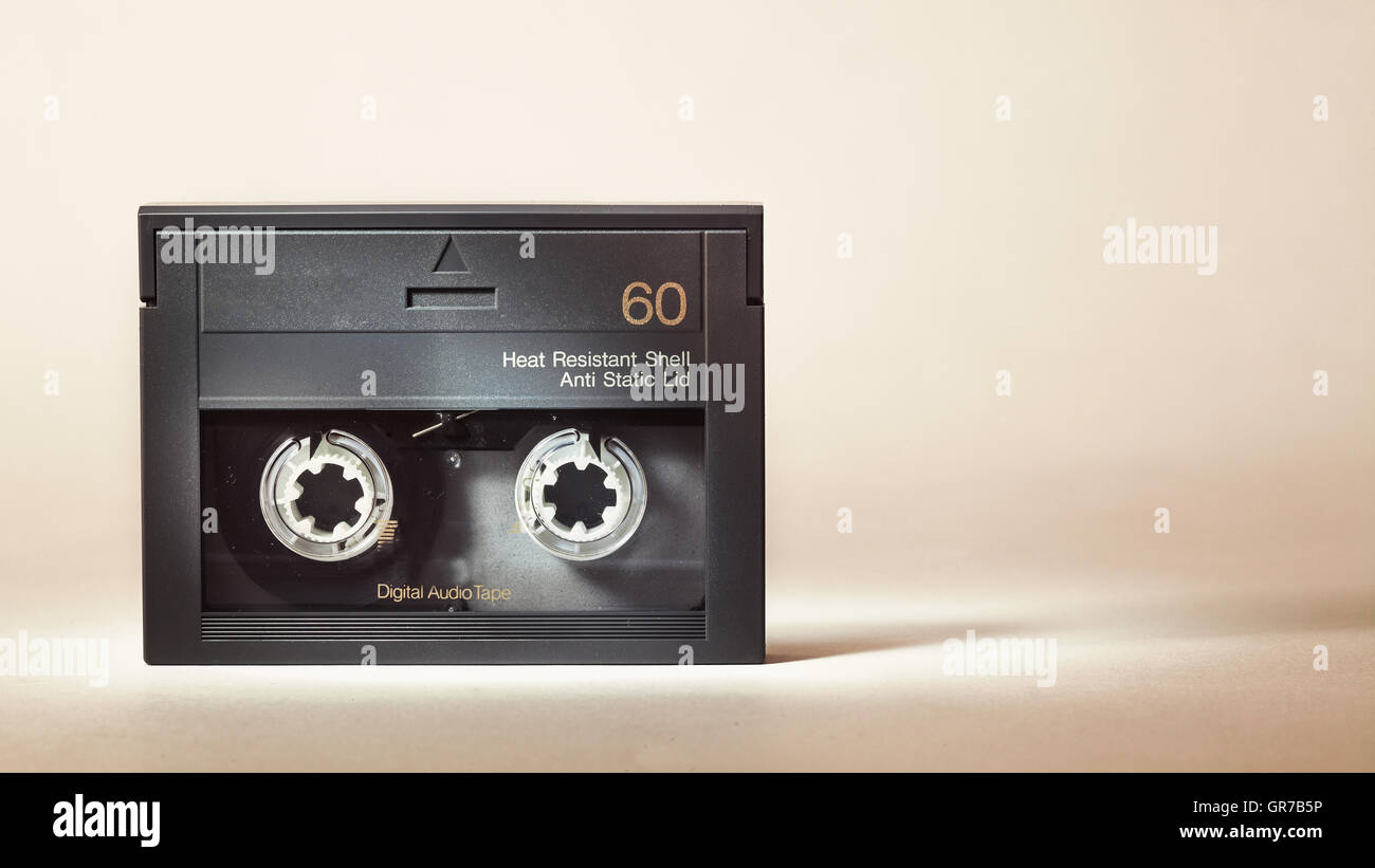 Dettagli di un vecchio polveroso nastro audio digitale, tecnologia retrò dal 90's. Foto Stock