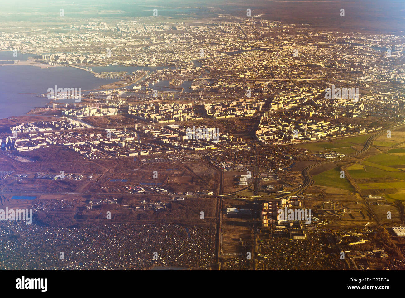 Panorama di San Pietroburgo da altezza, vista aerea del paesaggio con edifici residenziali, strade veloci, Russia Foto Stock