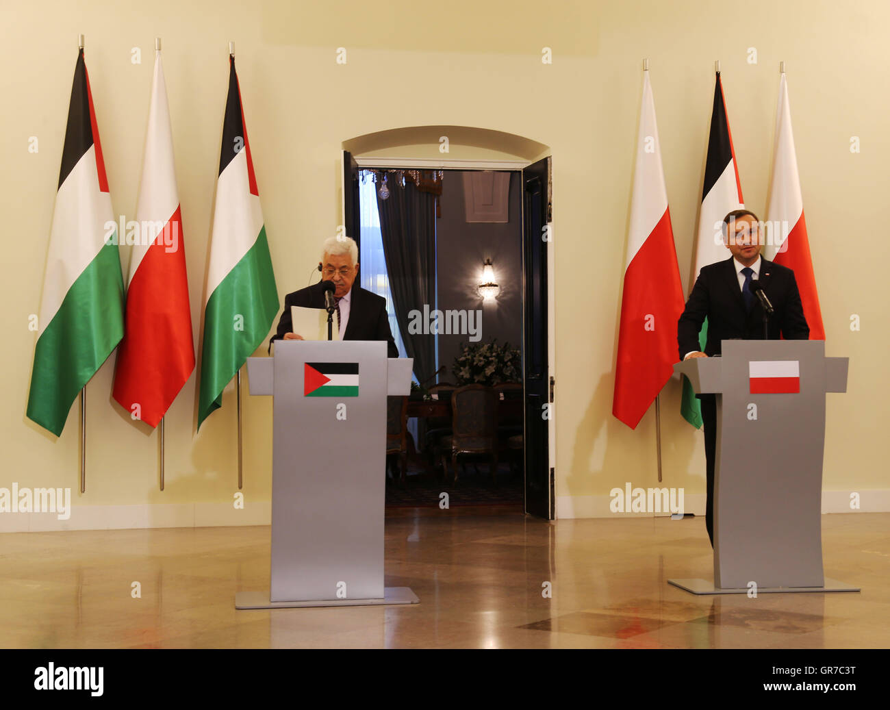 Autorità nazionale palestinese, Presidente Mahmoud Abbas e il Presidente polacco Andrzej Duda ha tenuto una conferenza stampa nel Palazzo Presidenziale a Varsavia in Polonia il 6 settembre 2016. Presidente Duda e il suo omologo, Mahmoud Abbas ha incontrato nel palazzo presidenziale per i colloqui di plenaria durante la gazzetta cerimonia di benvenuto. Presidente Abbas è in Polonia per una tre giorni di visita diplomatica. (Foto di Anna Ferensowicz/ Pacifico Premere) Foto Stock