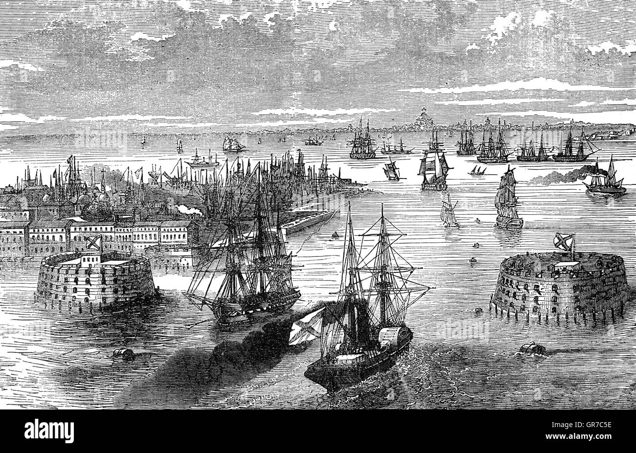 Kronstadt aka Cronstadt è un municipio Kronshtadtsky nel distretto federale di città di San Pietroburgo, Russia. Si trova sull isola di Kotlin, 30 chilometri (19 miglia) ad ovest di San Pietroburgo buon vicino alla testa del Golfo di Finlandia. Il vecchio tre-decker fortezze che costituivano la principale difesa del luogo hanno sfidato la flotta anglo-francese durante la Guerra di Crimea. Foto Stock