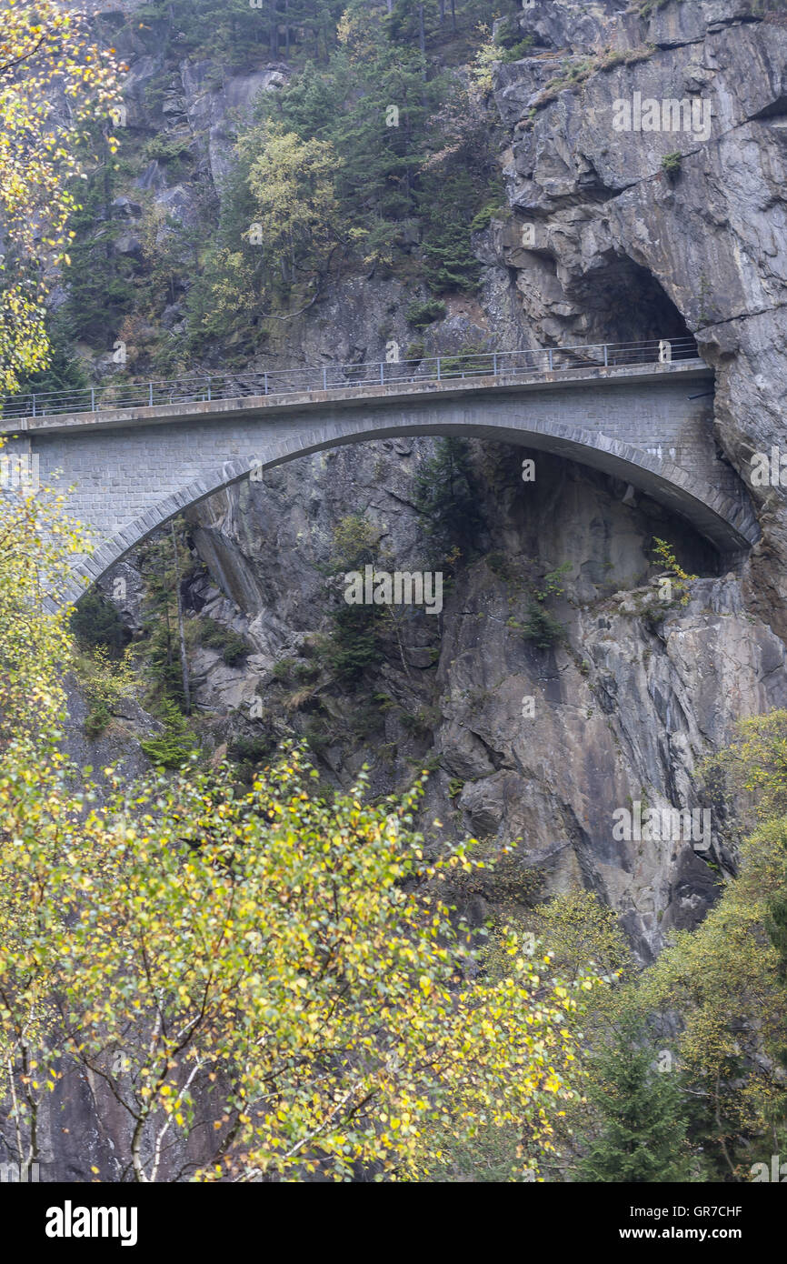 Attraverso tunnel e ponti del Susten strada conduce al valico Top Foto Stock