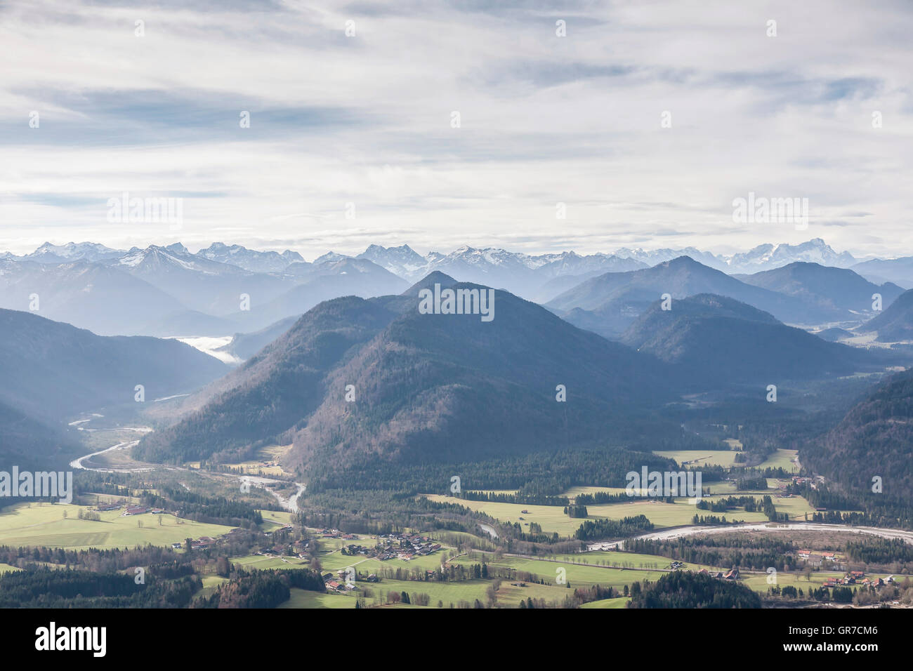 Vista nella valle di Isar e la valle Jachen dalla testa Grasleiten vicino Lenggries Foto Stock