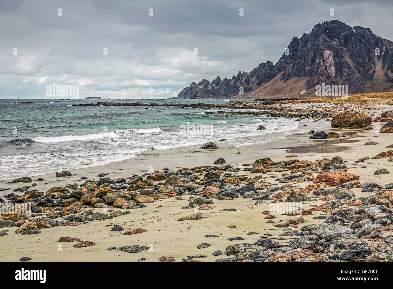 Baia con una spiaggia sabbiosa a Bleik su Andoya l'isola più settentrionale del Vesteralenarchipels Foto Stock