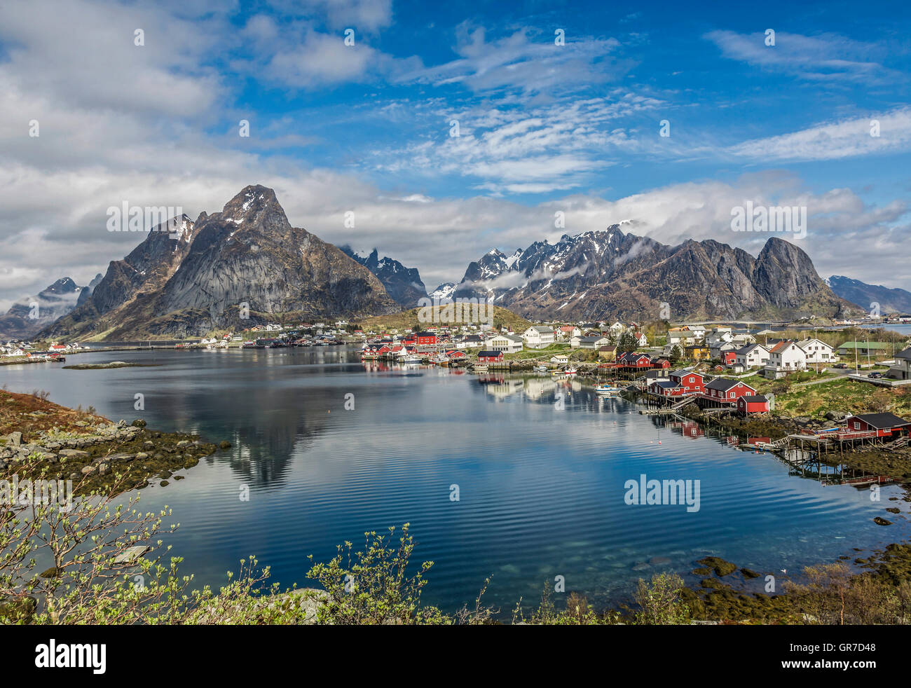 Idyllisches Dorf vor der Grandiosen Gebirgskulisse Der Lofotenmauer Foto Stock