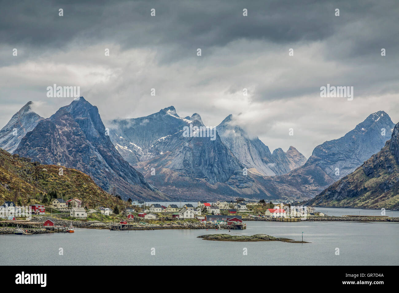 Idyllisches Dorf vor der Grandiosen Gebirgskulisse Der Lofotenmauer Foto Stock