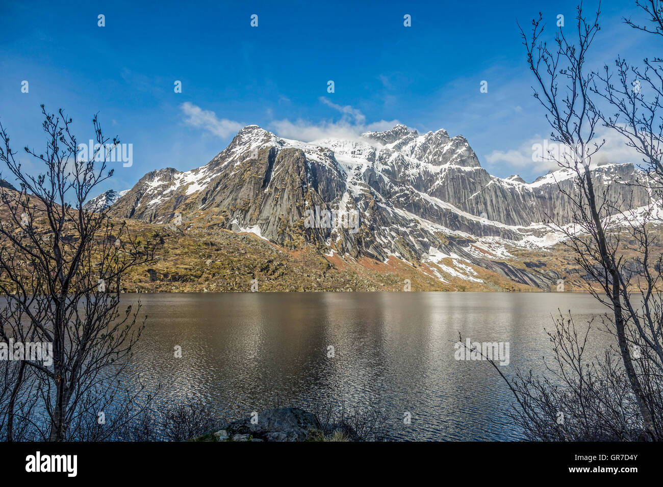 Storvatnet il panorama mozzafiato delle isole Lofoten le montagne sull'isola Flakstadoy Foto Stock