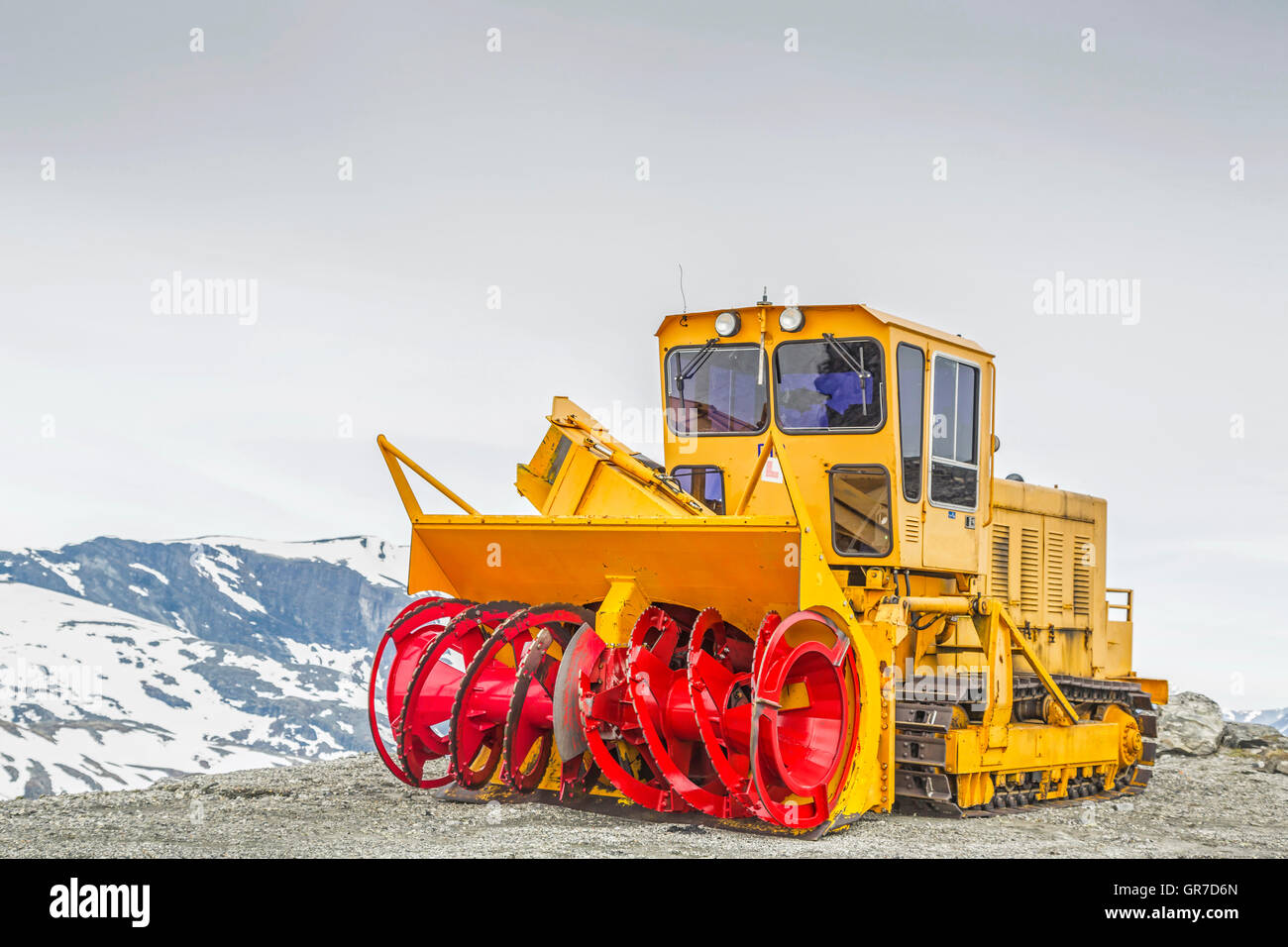 Spalaneve su un Norvegese Mountain Pass in attesa per il loro uso Foto Stock